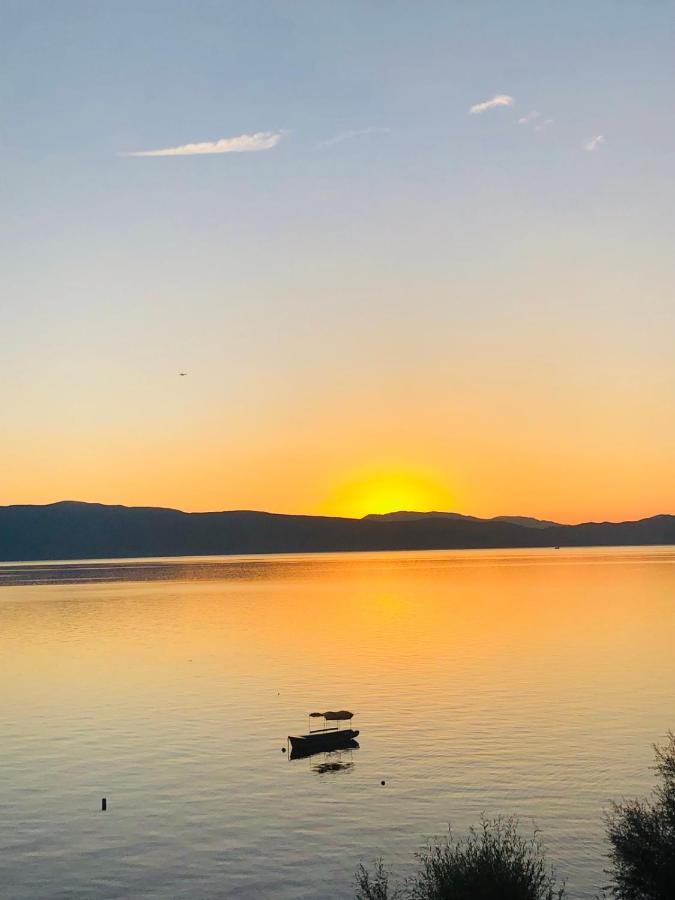 Sunrise Beach - Lake View Deluxe Apartment Peštani Buitenkant foto