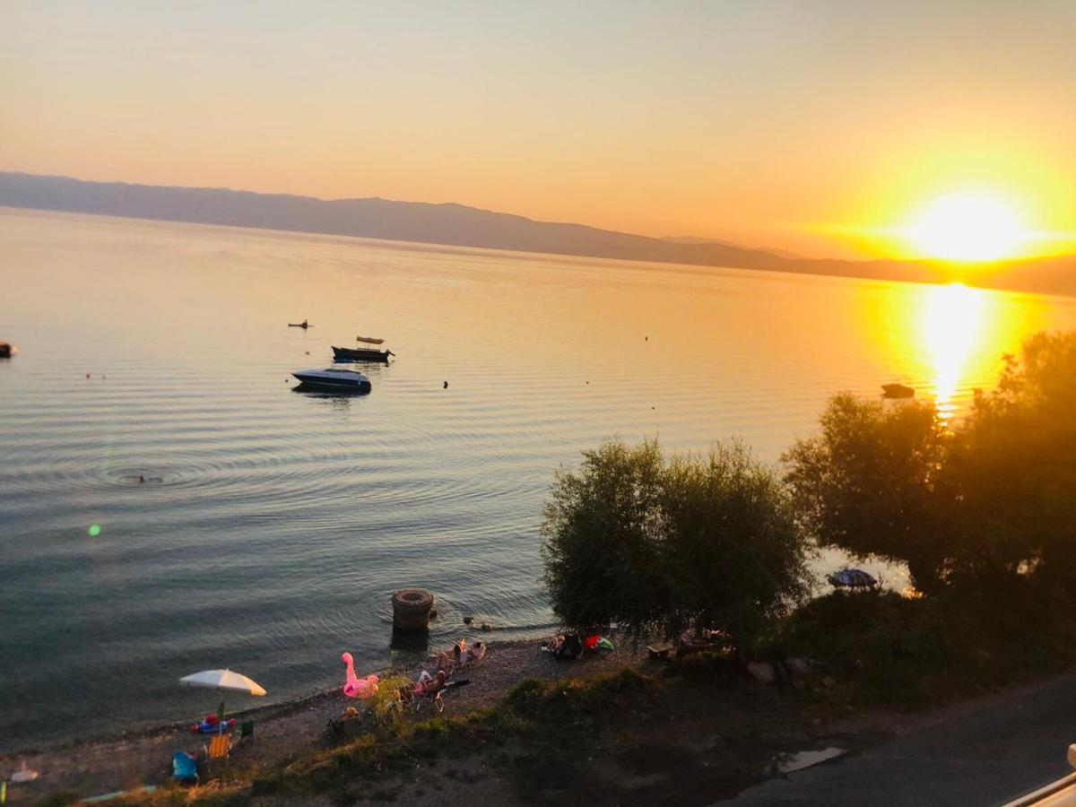 Sunrise Beach - Lake View Deluxe Apartment Peštani Buitenkant foto