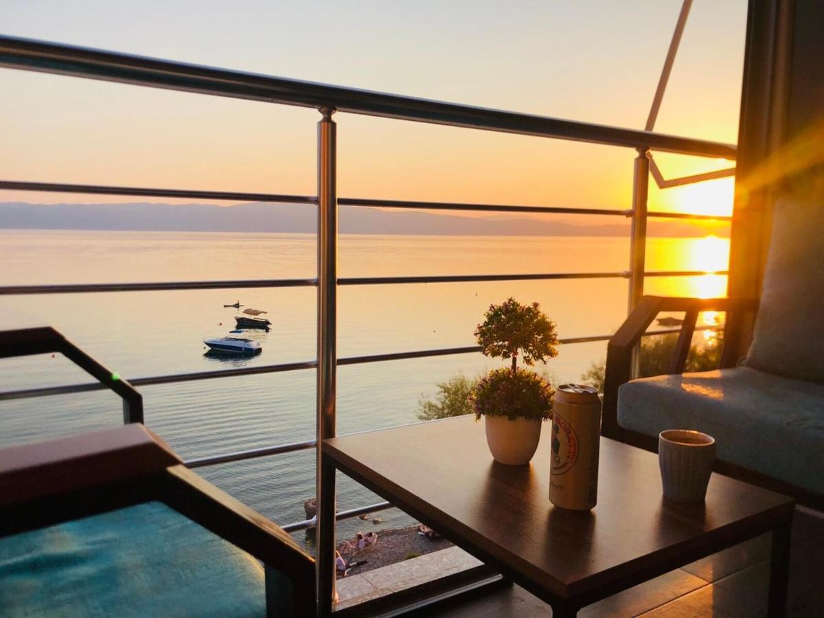 Sunrise Beach - Lake View Deluxe Apartment Peštani Buitenkant foto
