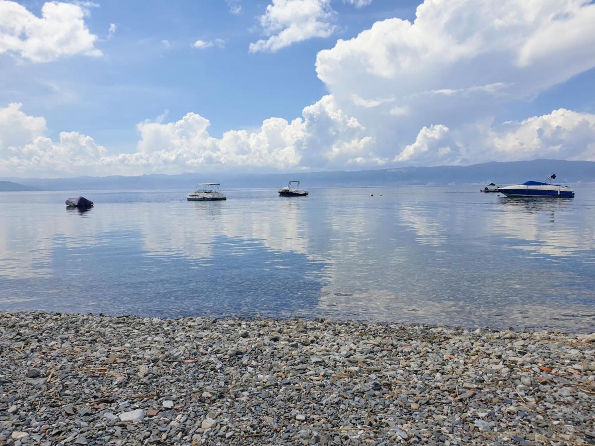 Sunrise Beach - Lake View Deluxe Apartment Peštani Buitenkant foto