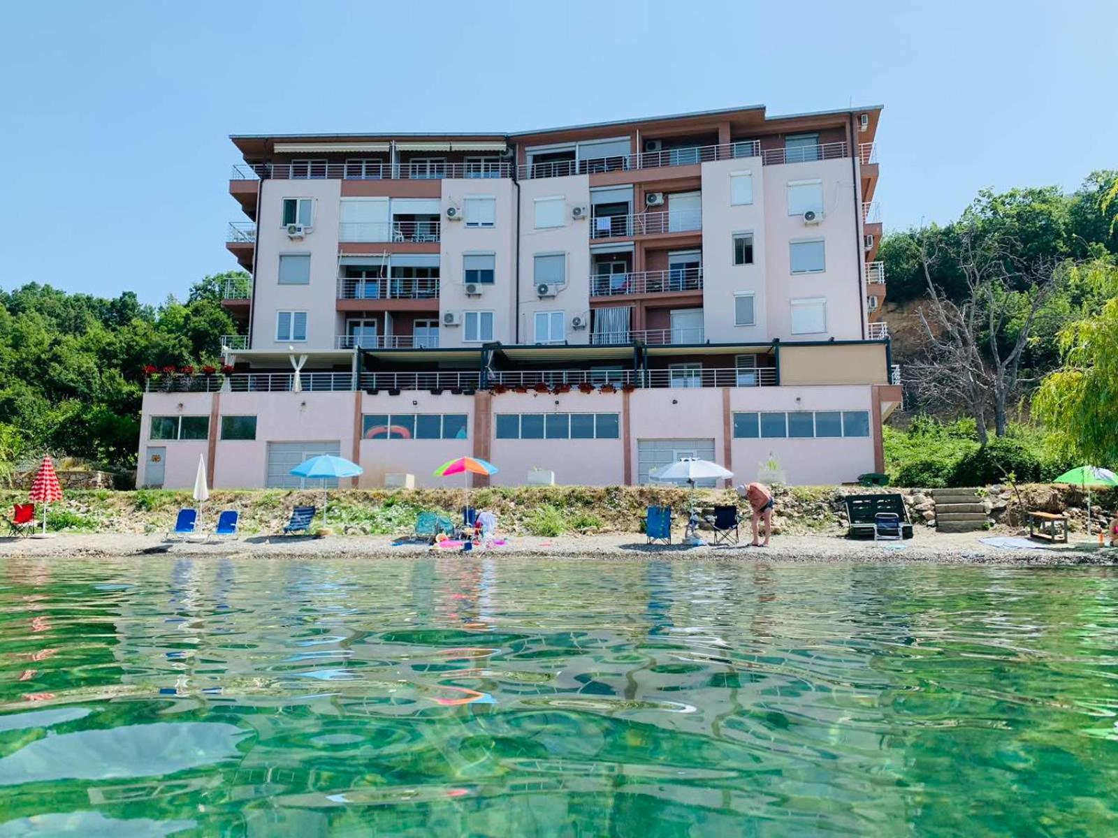 Sunrise Beach - Lake View Deluxe Apartment Peštani Buitenkant foto
